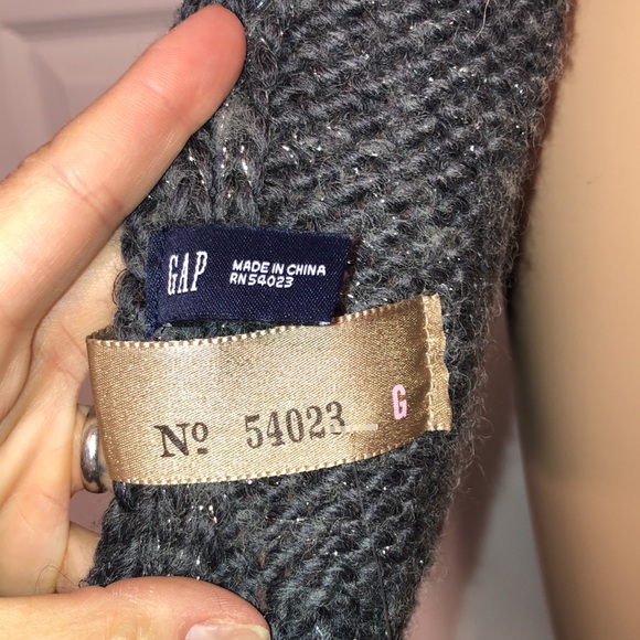 Gap gray and silver scarf - Picture 4 of 4